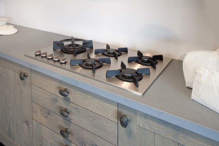 Witte hoogglans keuken met betonnen blad – atumre.com