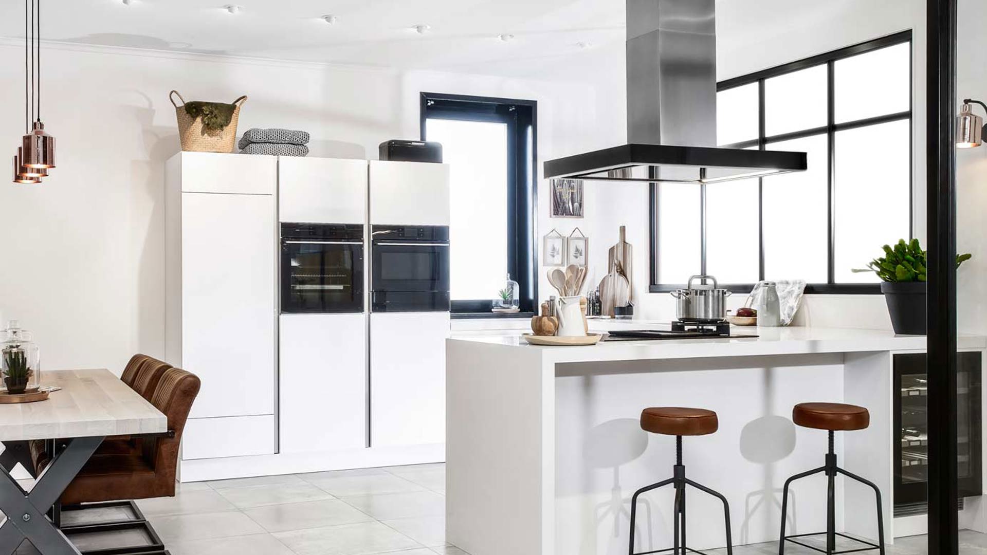 Deze luxe u-keuken heeft een moderne stijl en is uitgevoerd in de kleur mat wit