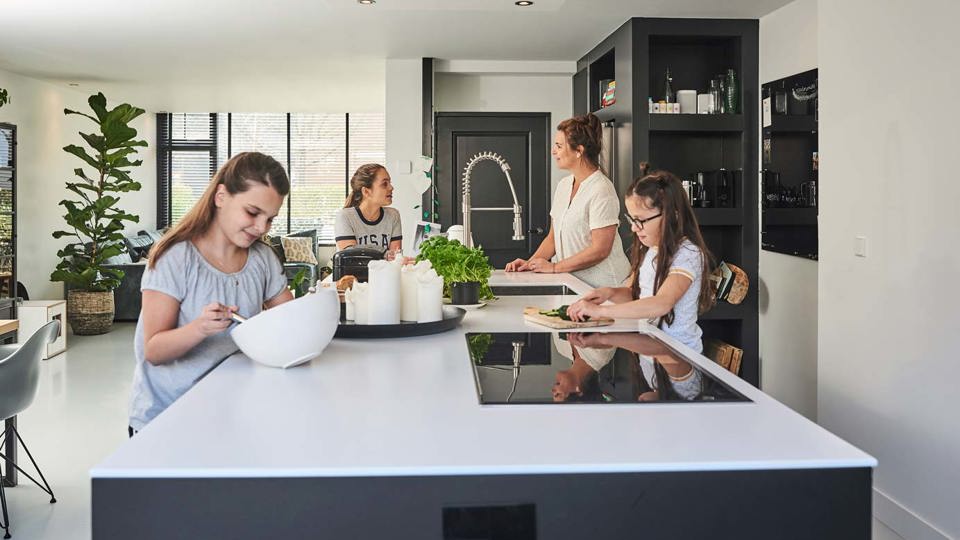 Praktisch zwarte keuken met eiland voor gezin