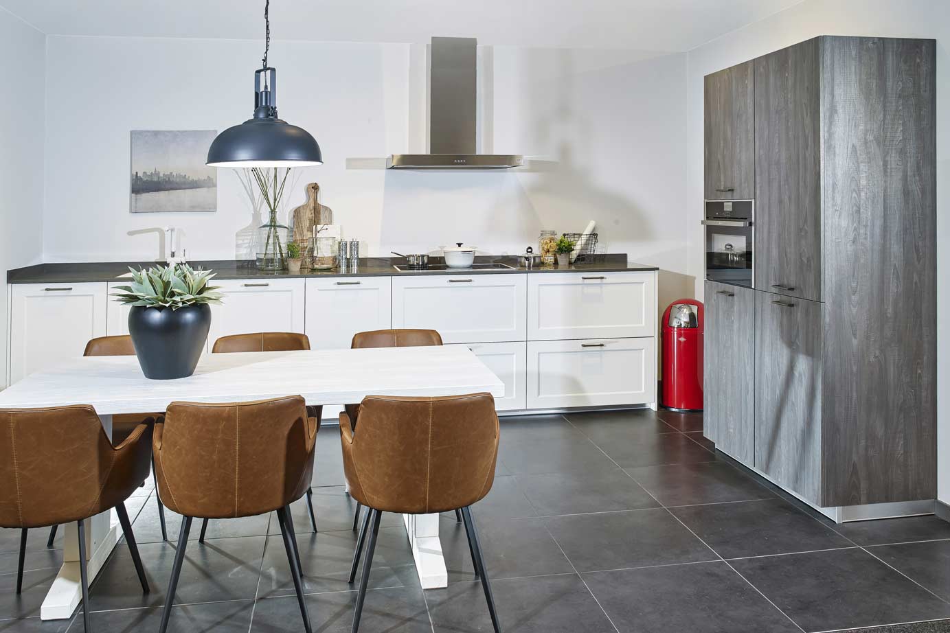 Tijdloze rechte keuken met kast