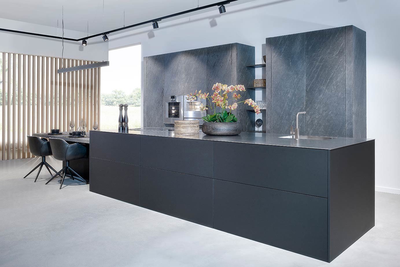 1 Zwarte design keuken met eiland