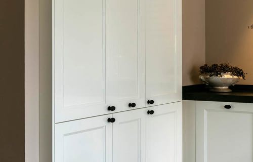 Landelijke keuken met mooie kastenwand