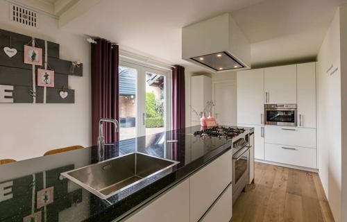 Moderne Keuken Ede met grote spoelbak in eiland
