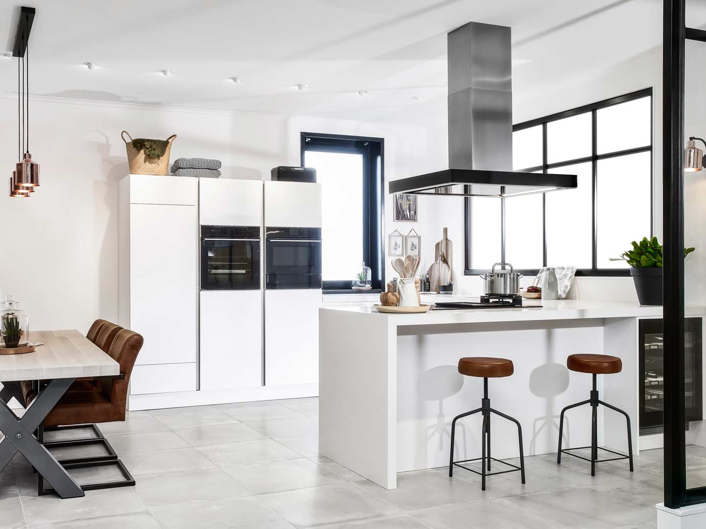 Deze luxe u-keuken heeft een moderne stijl en is uitgevoerd in de kleur mat wit