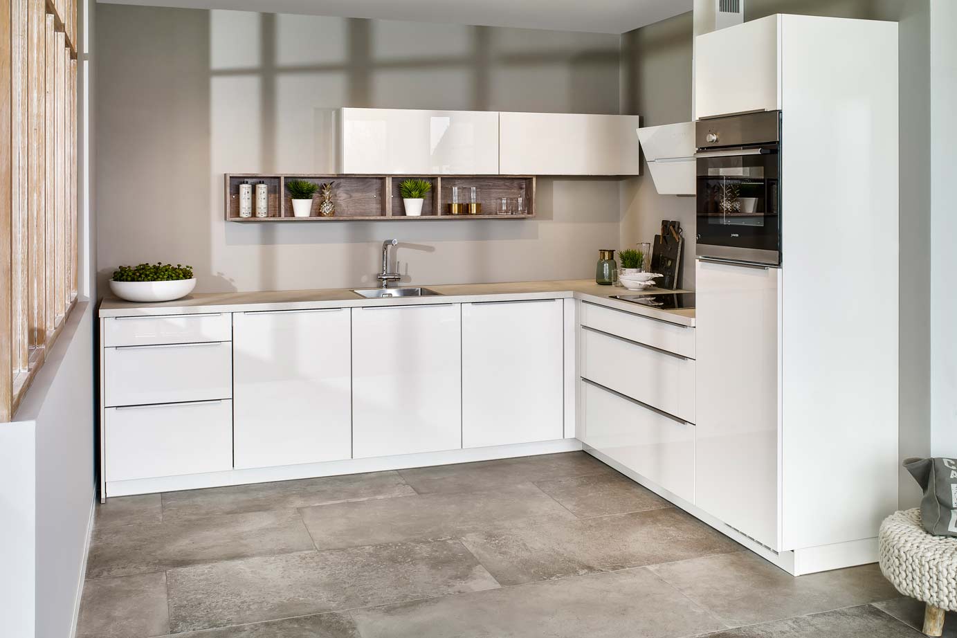 Moderne hoekkeuken in hoogglans wit